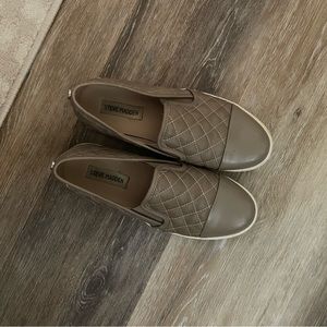 Steve Madden tan Zaander slip ons